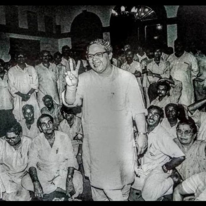 2 जून 1995 को राजभवन में प्रदर्शन करते कलराज मिश्रा ( तत्कालीन भाजपा प्रदेश अध्यक्ष थे ) .