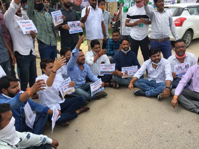 जयपुर में प्रदर्शन करते यूथ कांग्रेस के कार्यकर्ता और पदाधिकारी