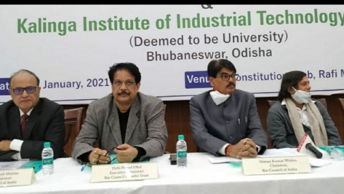 दिल्ली में प्रेस वार्ता के दौरान बीसीआई के चेयरमैन मनन कुमार मिश्र और कलिंगा इंस्टीट्यूट के संस्थापक डॉ. अच्युत सामंत जानकारी देते हुए